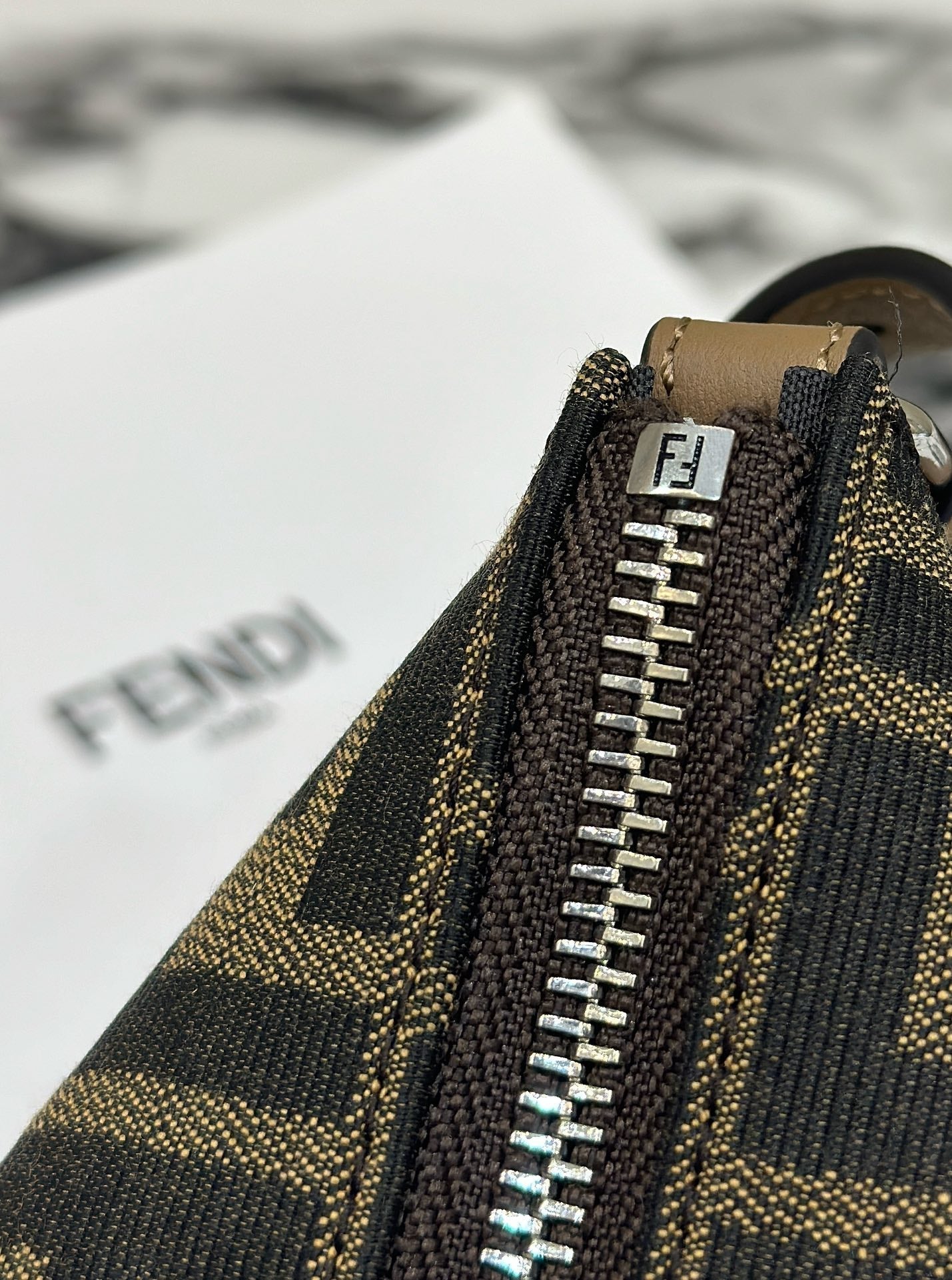 SAC À BANDOULIÈRE 19 AVEC MOTIF FF EN TISSU JACQUARD MARRON