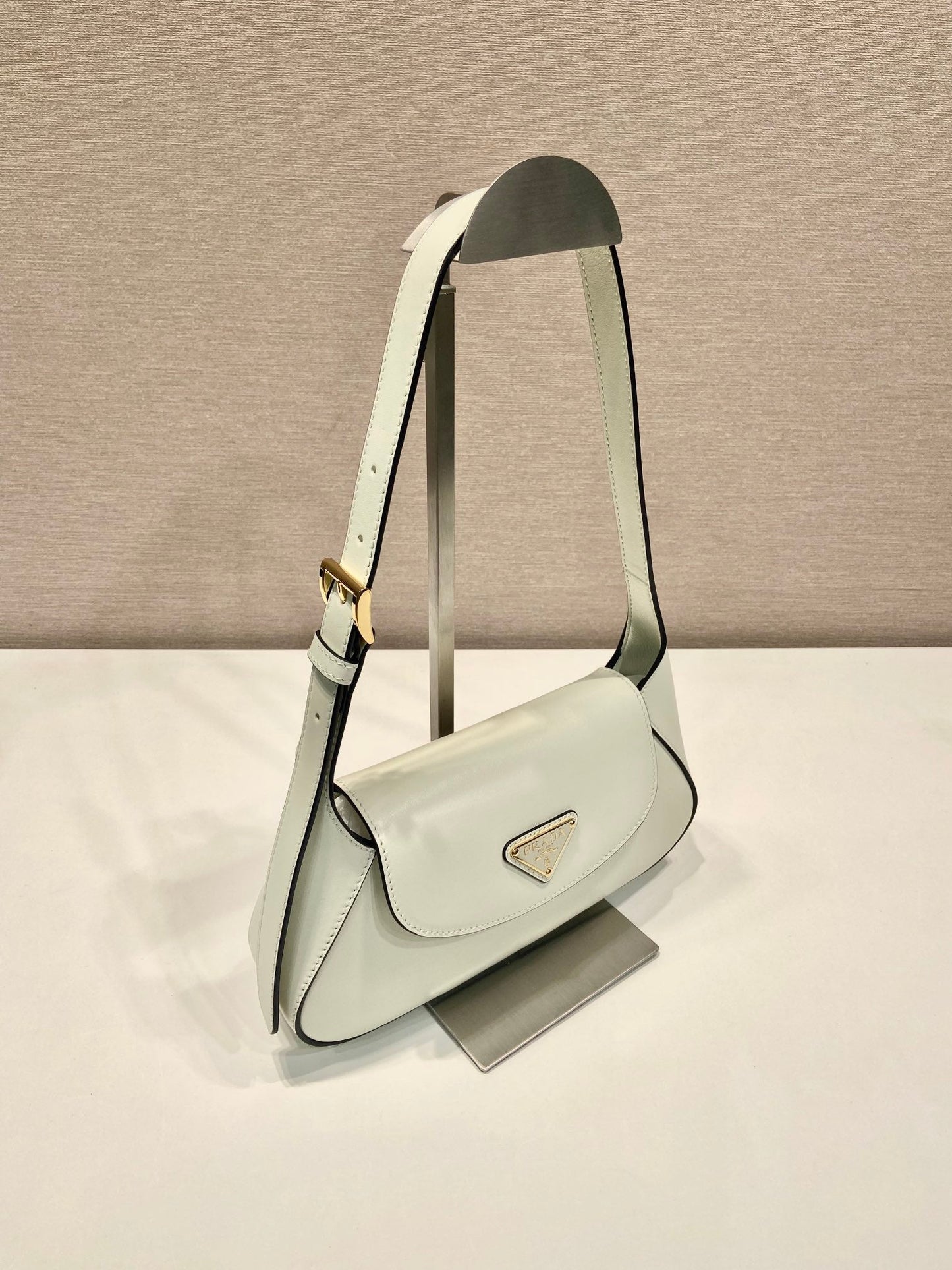 SAC À RABAT 25 EN CUIR DE VEAU LISSE BLANC LOGO TRIANGLE