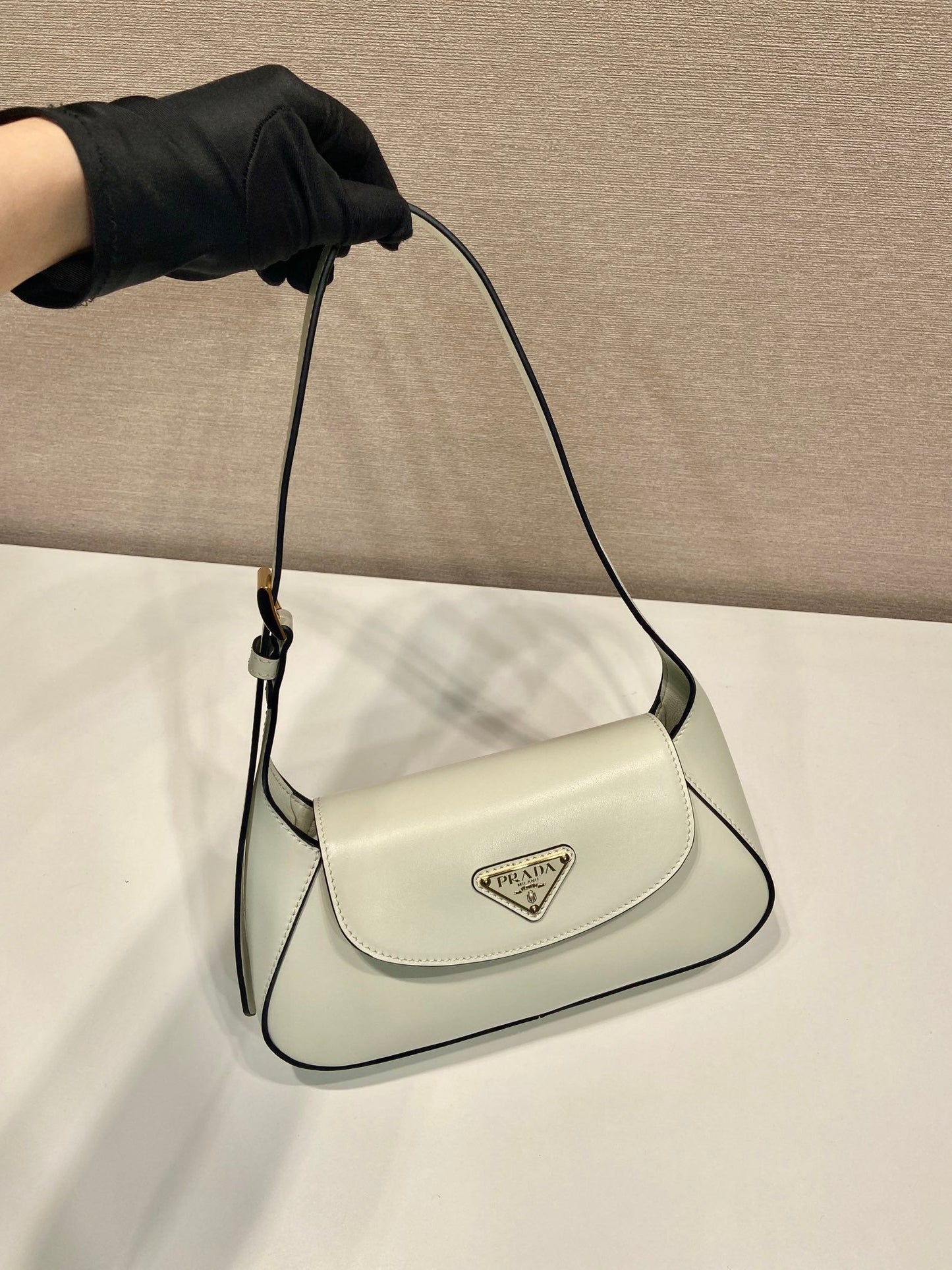 SAC À RABAT 25 EN CUIR DE VEAU LISSE BLANC LOGO TRIANGLE