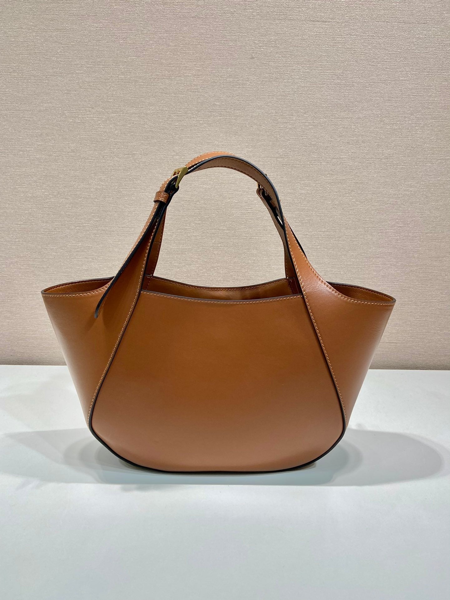 SAC CABAS 28 EN PEAU DE MOUTON MARRON CANNELLE LOGO DORÉ