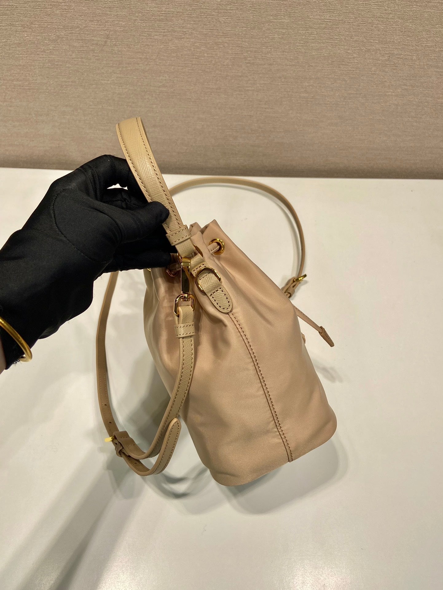 SAC SEAU 19 EN RE-NYLON BEIGE ET POIGNÉE EN CUIR SAFFIANO