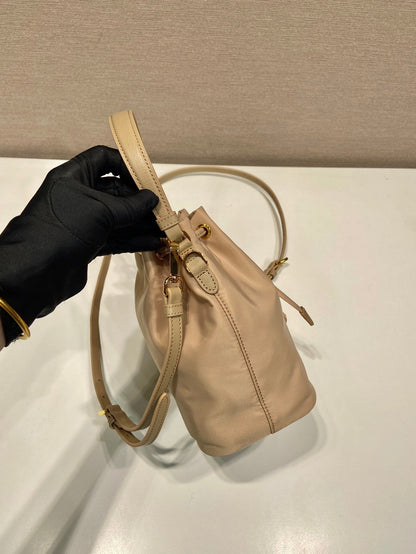 SAC SEAU 19 EN RE-NYLON BEIGE ET POIGNÉE EN CUIR SAFFIANO