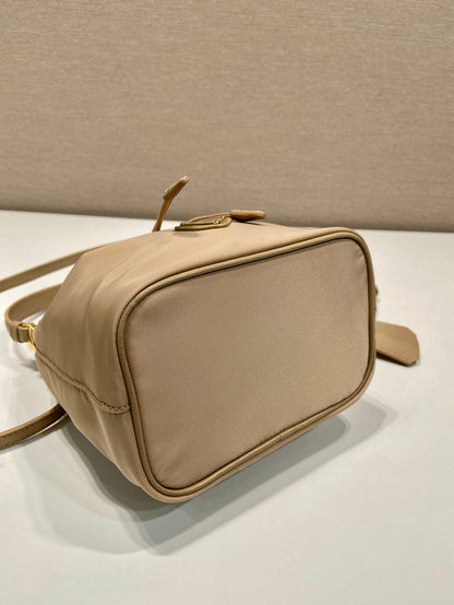 SAC SEAU 19 EN RE-NYLON BEIGE ET POIGNÉE EN CUIR SAFFIANO