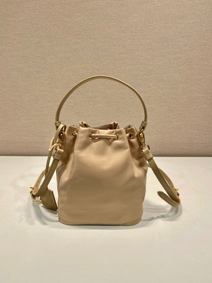 SAC SEAU 19 EN RE-NYLON BEIGE ET POIGNÉE EN CUIR SAFFIANO