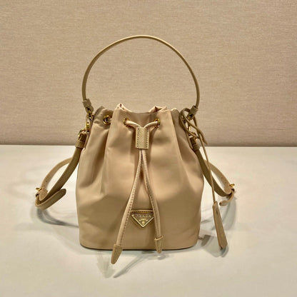 SAC SEAU 19 EN RE-NYLON BEIGE ET POIGNÉE EN CUIR SAFFIANO