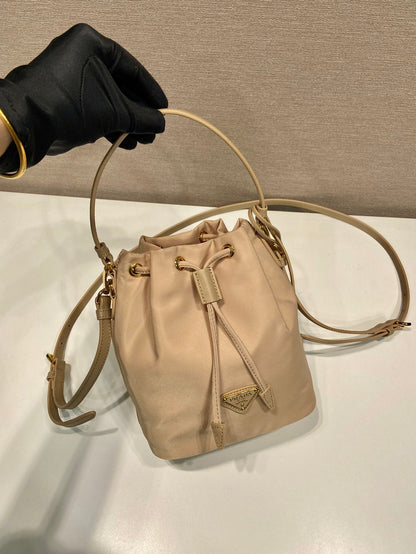 SAC SEAU 19 EN RE-NYLON BEIGE ET POIGNÉE EN CUIR SAFFIANO