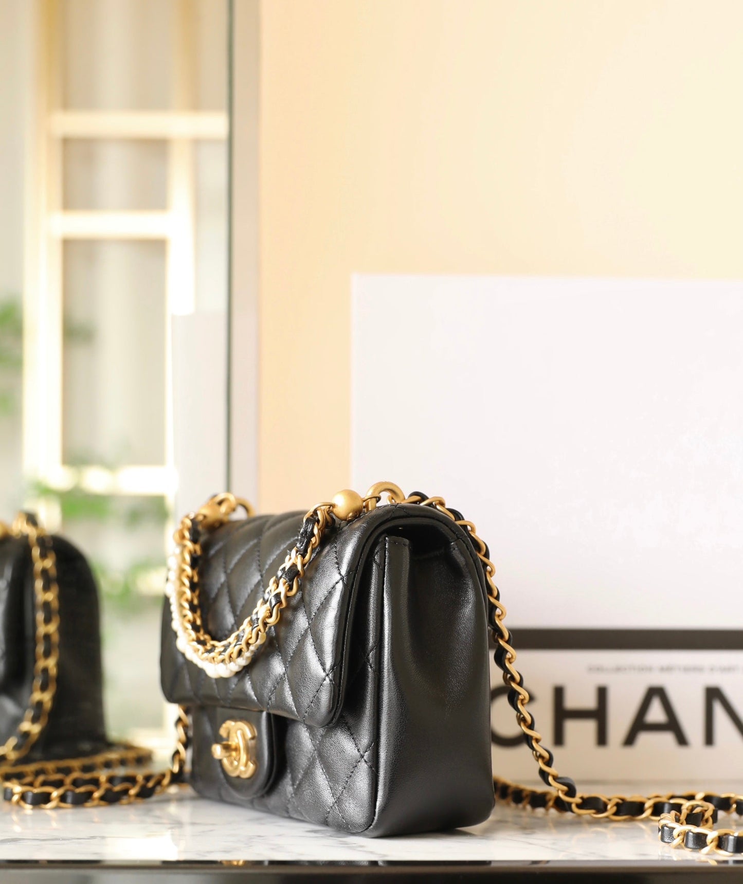 Mini sac à rabat CC 24p 17 cm en cuir d'agneau noir avec chaîne en perles