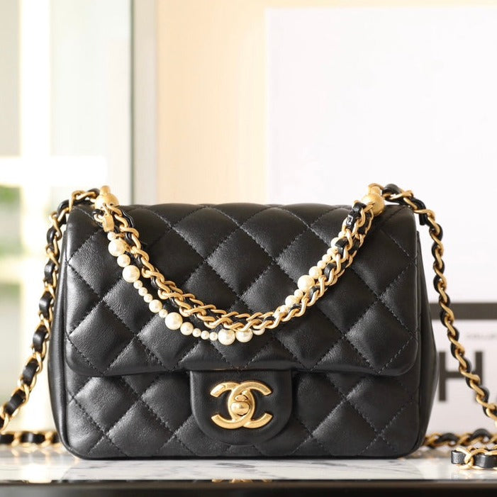 Mini sac à rabat CC 24p 17 cm en cuir d'agneau noir avec chaîne en perles