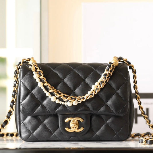 Mini sac à rabat CC 24p 17 cm en cuir d'agneau noir avec chaîne en perles