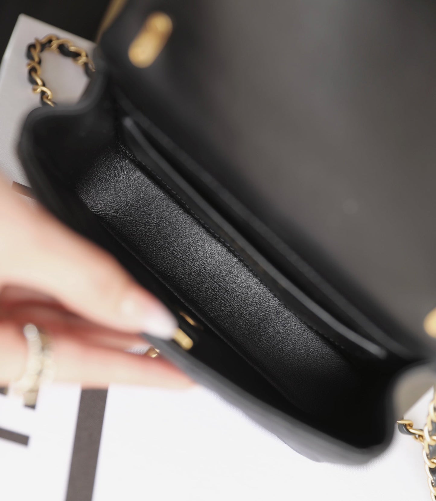 Mini sac à rabat CC 24p 17 cm en cuir d'agneau noir avec chaîne en perles