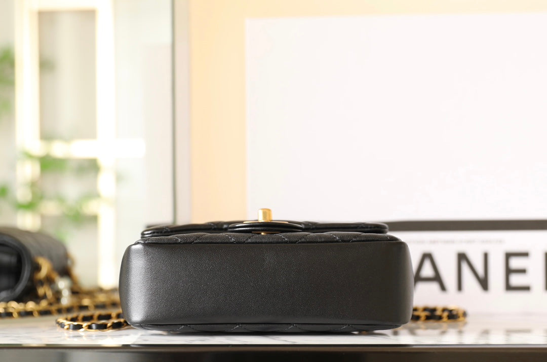 Mini sac à rabat CC 24p 17 cm en cuir d'agneau noir avec chaîne en perles