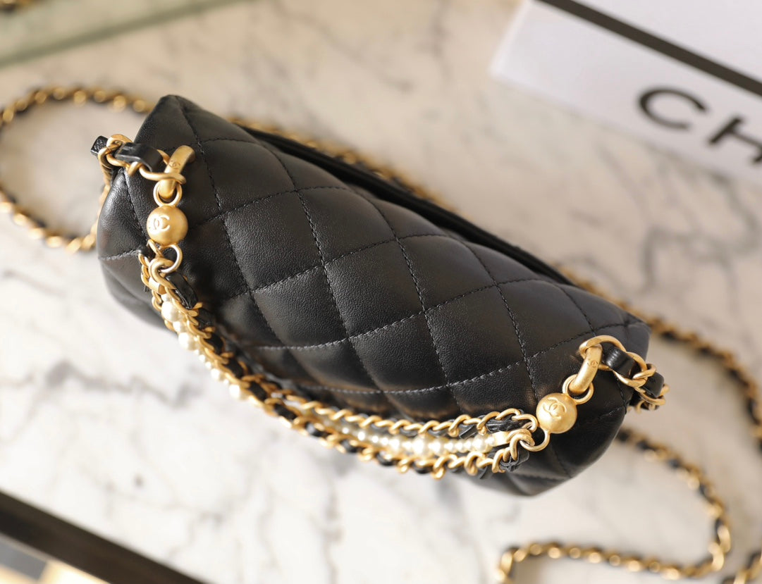 Mini sac à rabat CC 24p 17 cm en cuir d'agneau noir avec chaîne en perles