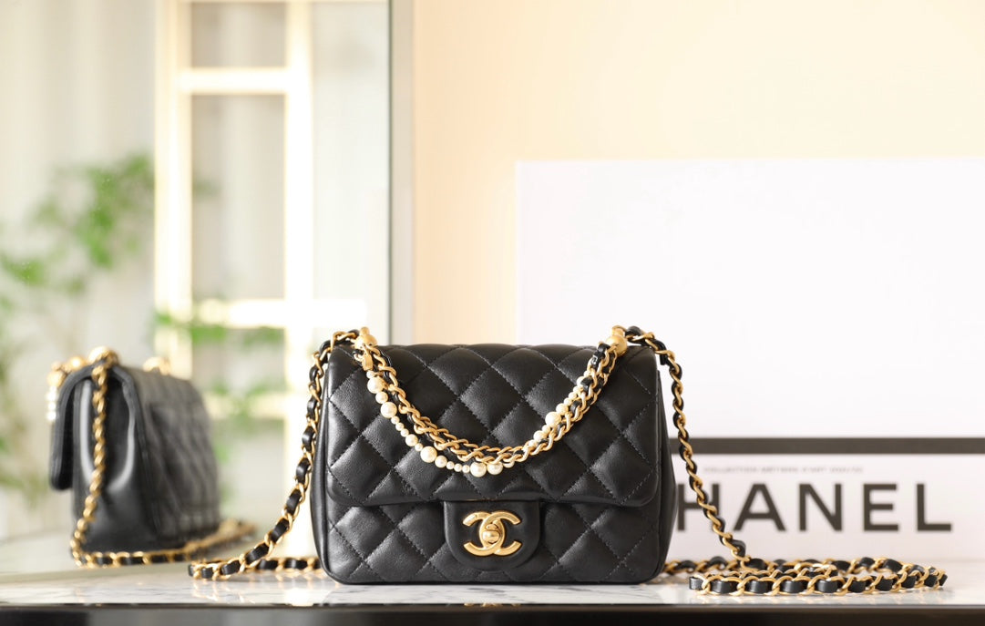 Mini sac à rabat CC 24p 17 cm en cuir d'agneau noir avec chaîne en perles