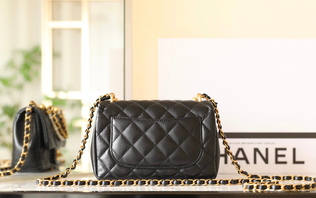 Mini sac à rabat CC 24p 17 cm en cuir d'agneau noir avec chaîne en perles