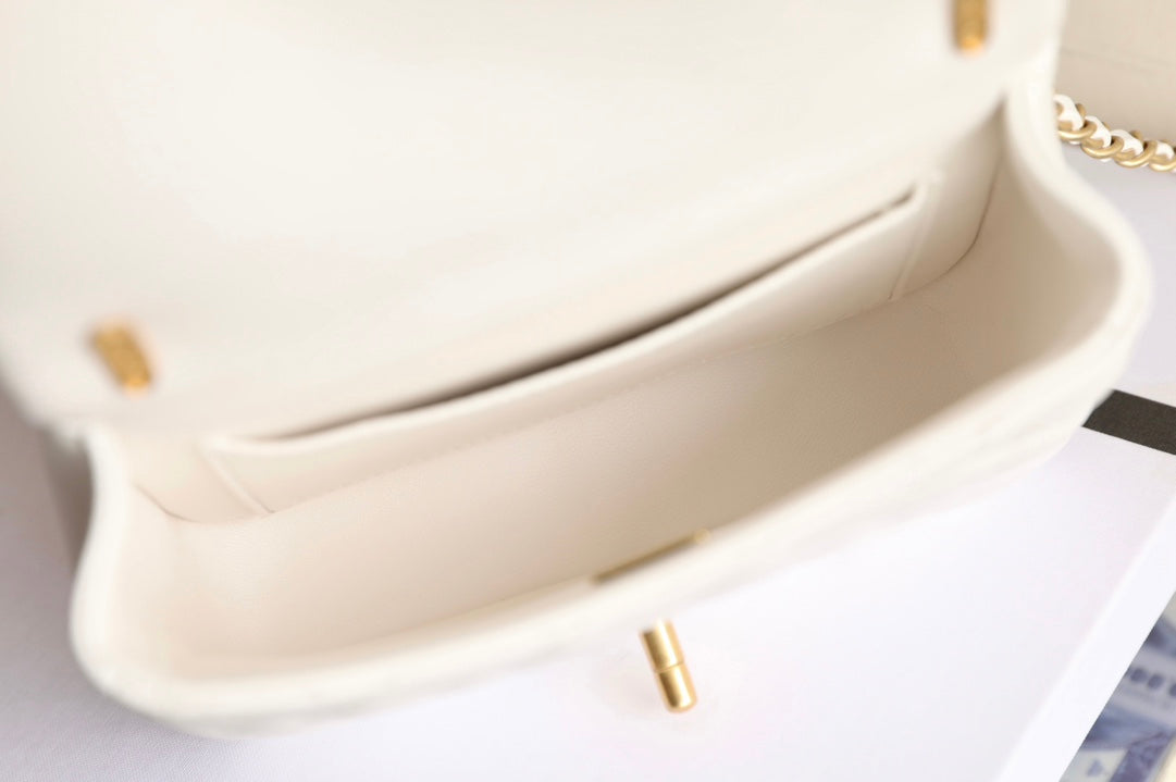 cc 24p ミニフラップバッグ 17cm ホワイトラムスキンパールチェーン