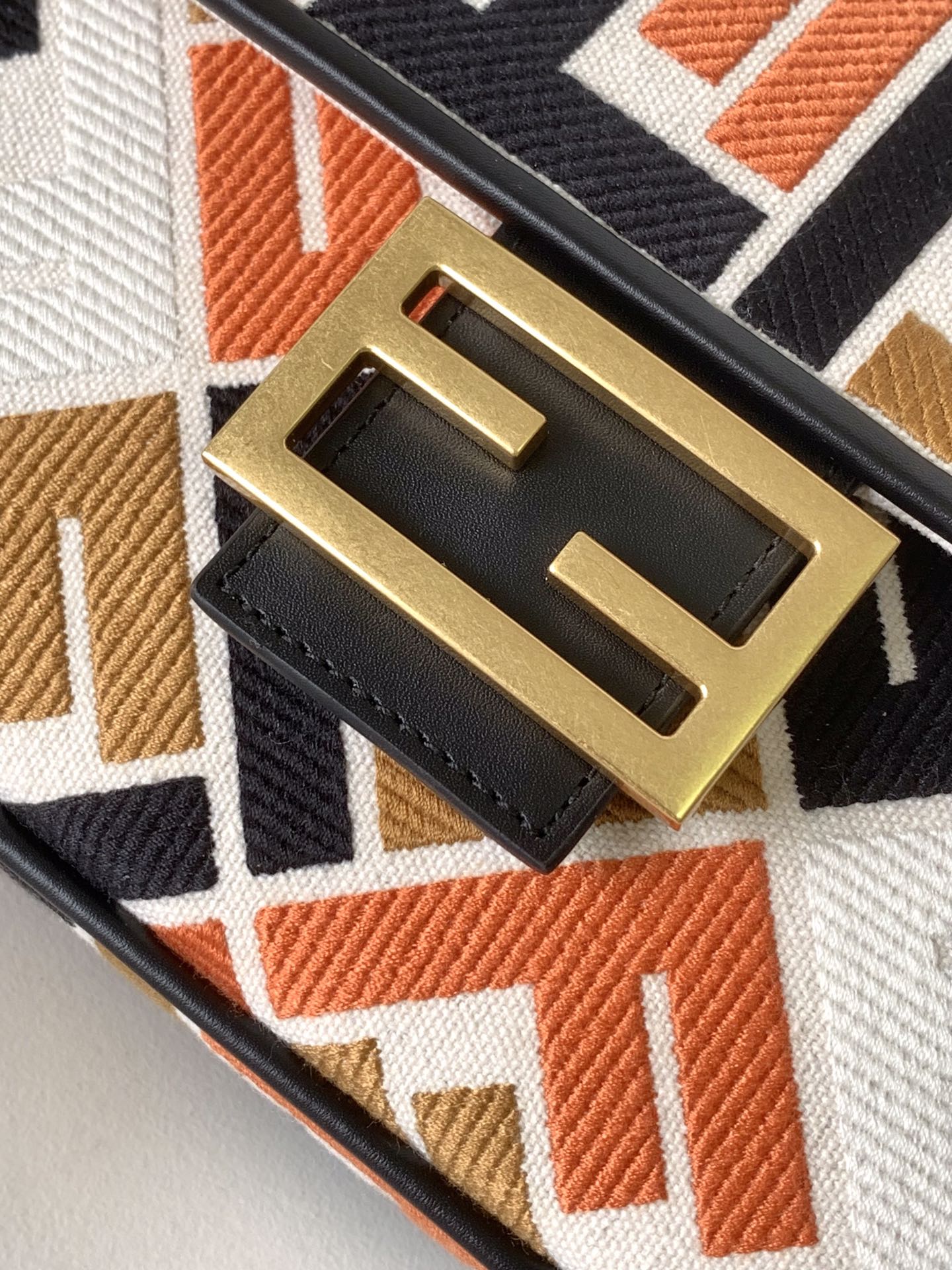 フェンド バゲット ブラック ホワイト ブラウン オレンジ キャンバスバッグ 27 FF刺繍入り Ghw 