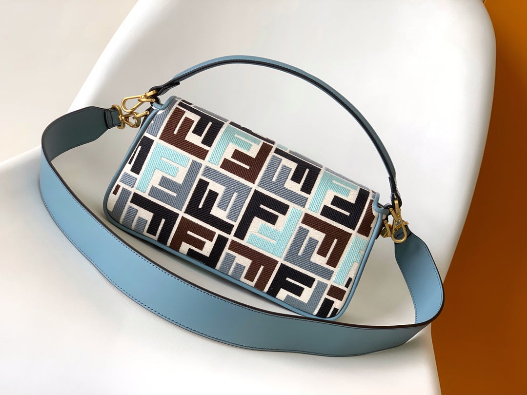 フェンド バゲット スカイブルー＆マルチカラー キャンバスバッグ 27 FF刺繍入り Ghw 
