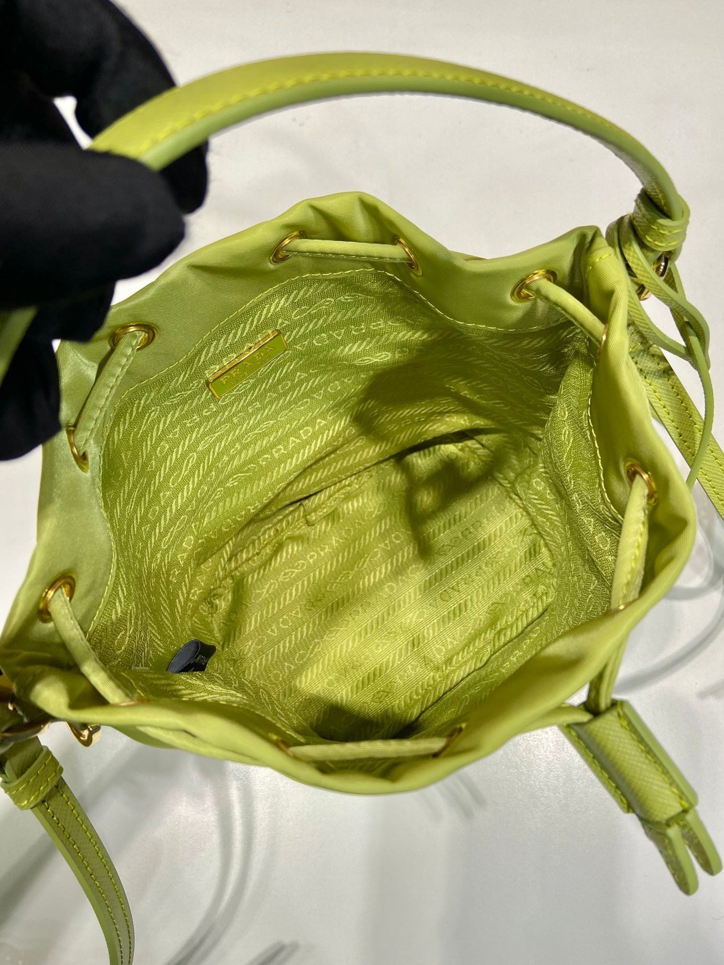 SAC SEAU 19 EN RE-NYLON VERT POMME ET POIGNÉE EN CUIR SAFFIANO