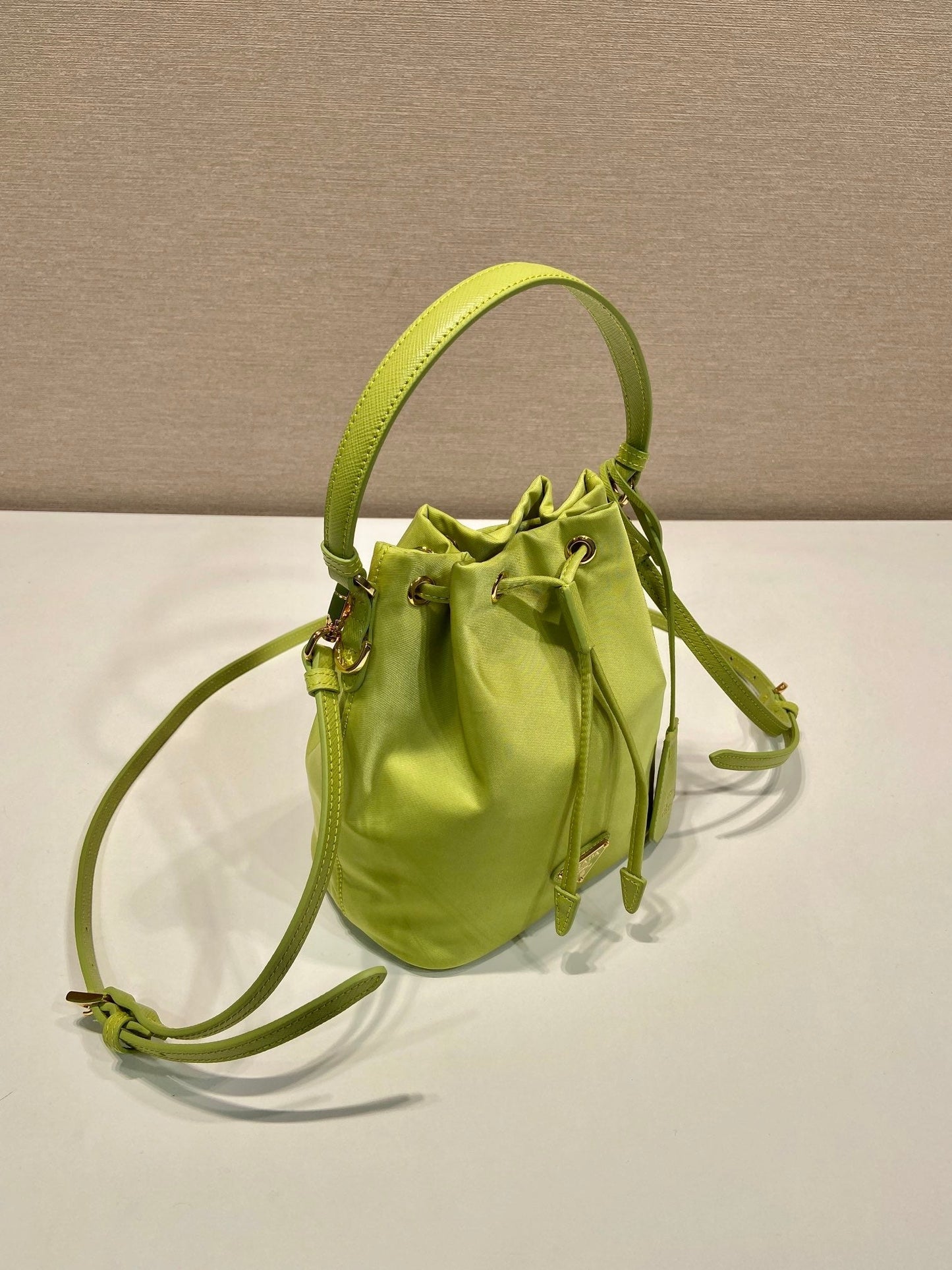 SAC SEAU 19 EN RE-NYLON VERT POMME ET POIGNÉE EN CUIR SAFFIANO