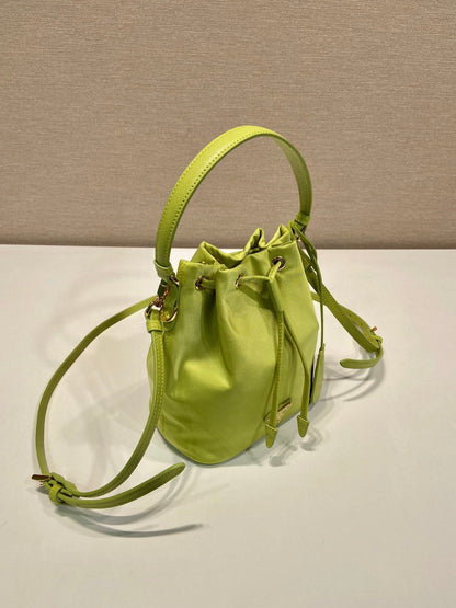 SAC SEAU 19 EN RE-NYLON VERT POMME ET POIGNÉE EN CUIR SAFFIANO