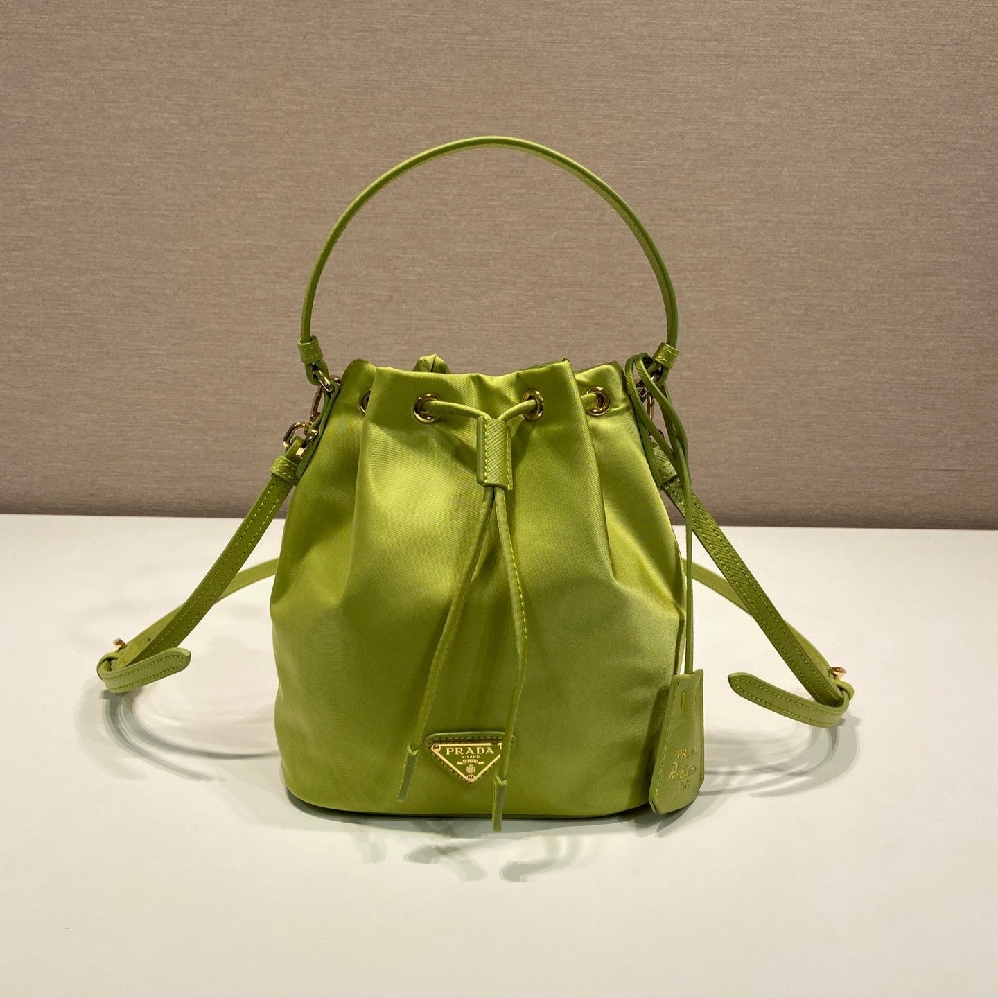 SAC SEAU 19 EN RE-NYLON VERT POMME ET POIGNÉE EN CUIR SAFFIANO