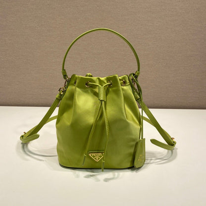 SAC SEAU 19 EN RE-NYLON VERT POMME ET POIGNÉE EN CUIR SAFFIANO