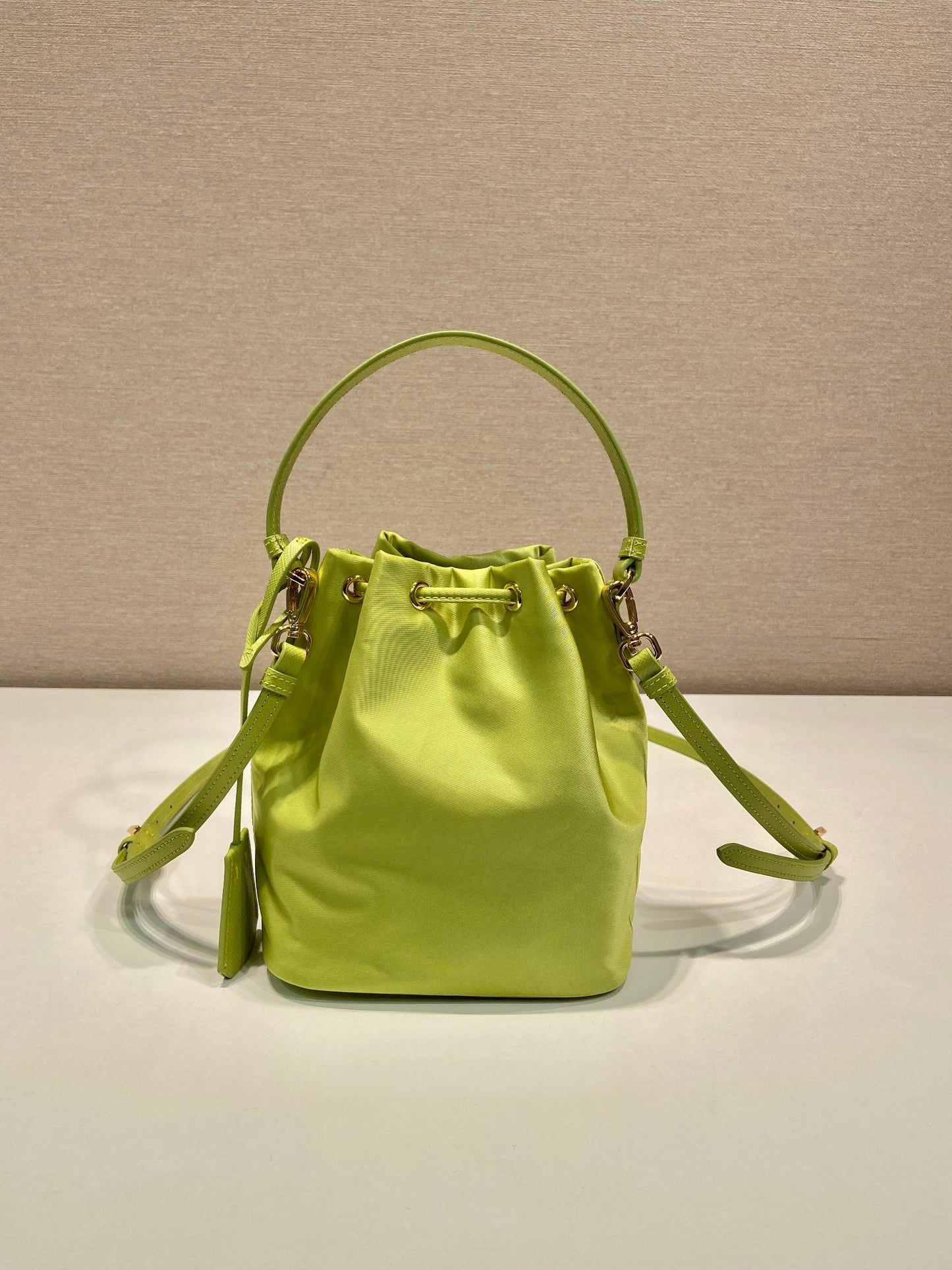 SAC SEAU 19 EN RE-NYLON VERT POMME ET POIGNÉE EN CUIR SAFFIANO