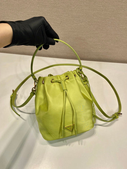 SAC SEAU 19 EN RE-NYLON VERT POMME ET POIGNÉE EN CUIR SAFFIANO