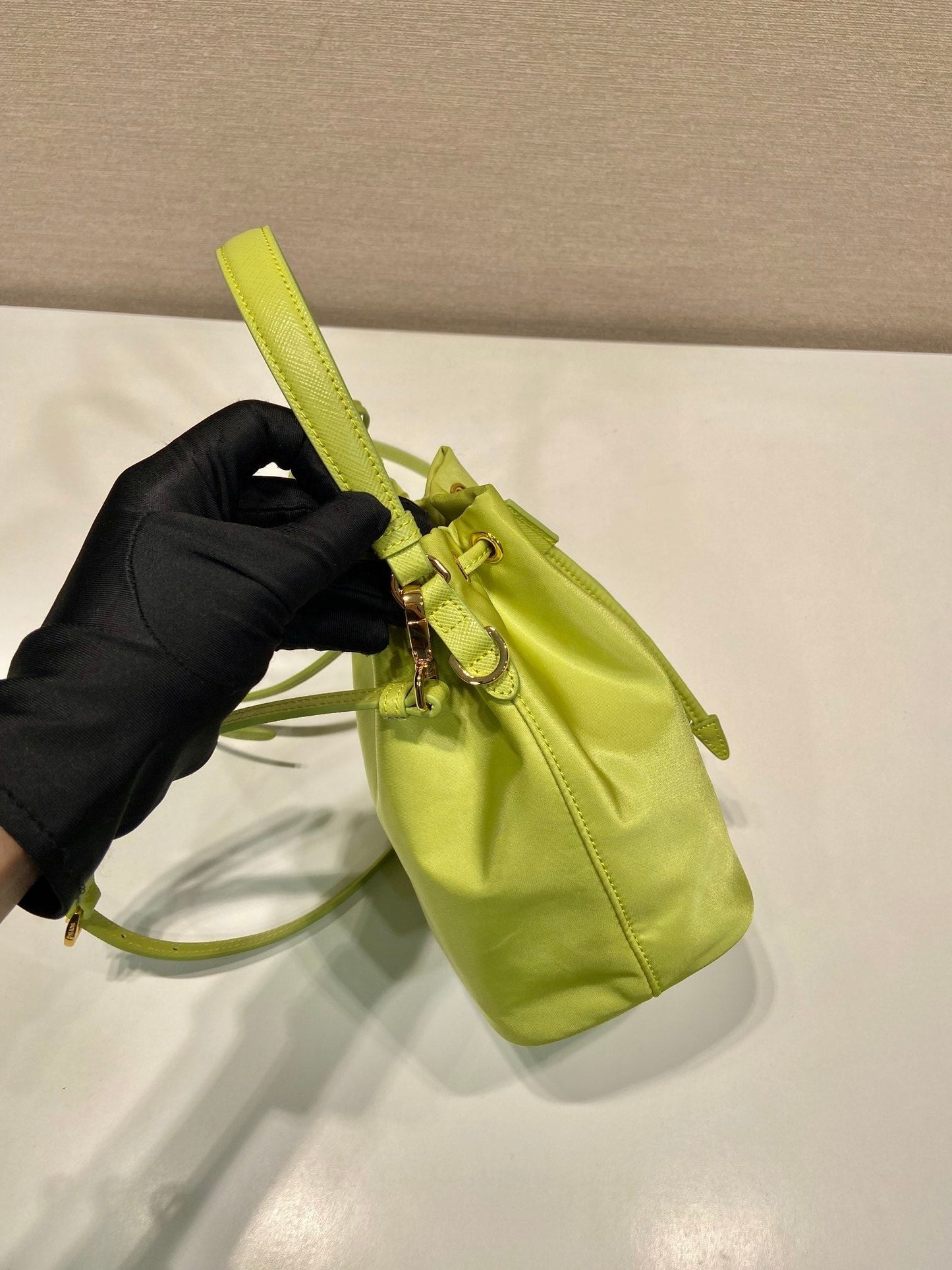 SAC SEAU 19 EN RE-NYLON VERT POMME ET POIGNÉE EN CUIR SAFFIANO