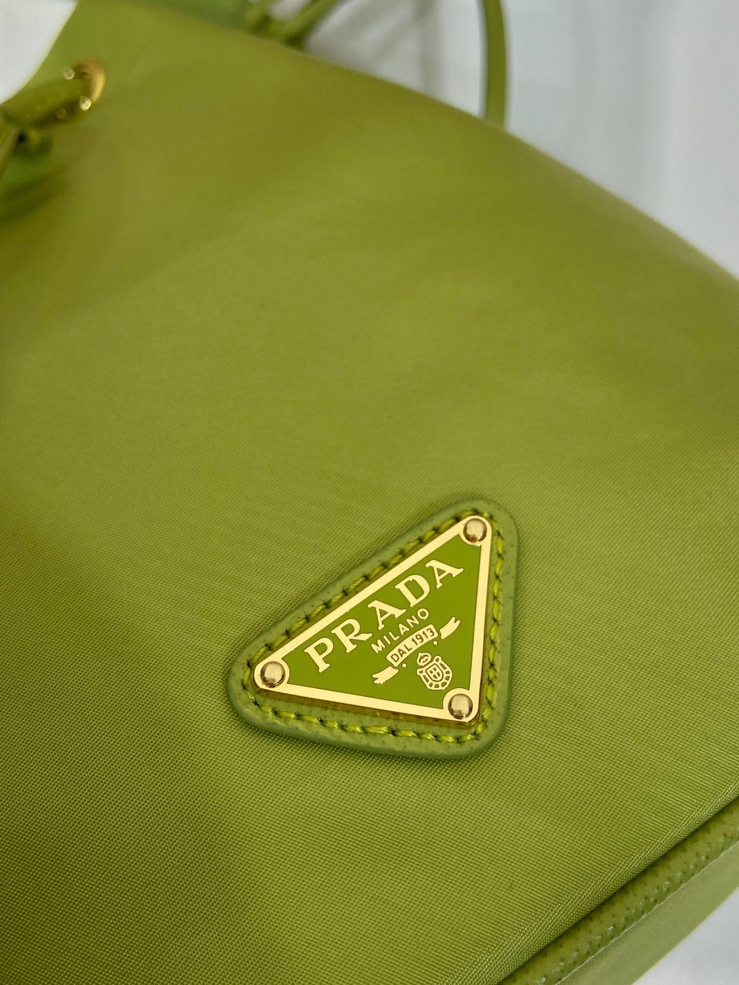 SAC SEAU 19 EN RE-NYLON VERT POMME ET POIGNÉE EN CUIR SAFFIANO