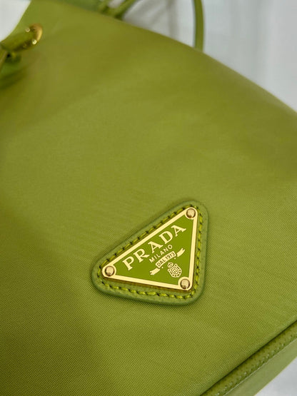 SAC SEAU 19 EN RE-NYLON VERT POMME ET POIGNÉE EN CUIR SAFFIANO