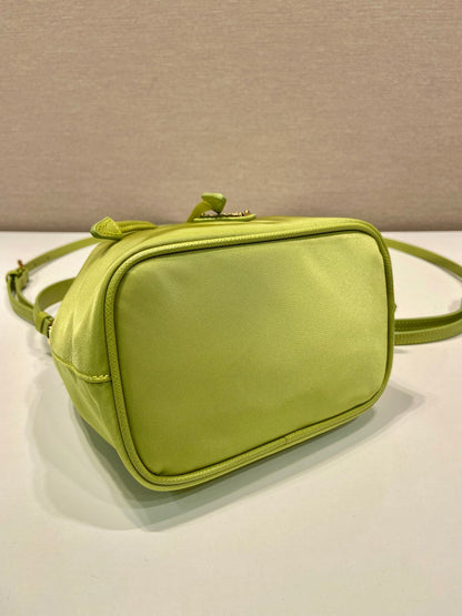 SAC SEAU 19 EN RE-NYLON VERT POMME ET POIGNÉE EN CUIR SAFFIANO