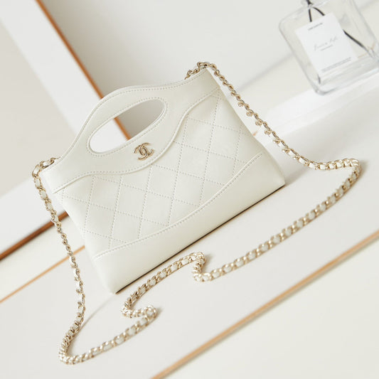 Sac shopping nano cc 24s31 17,5 cm en cuir d'agneau blanc et accessoires dorés