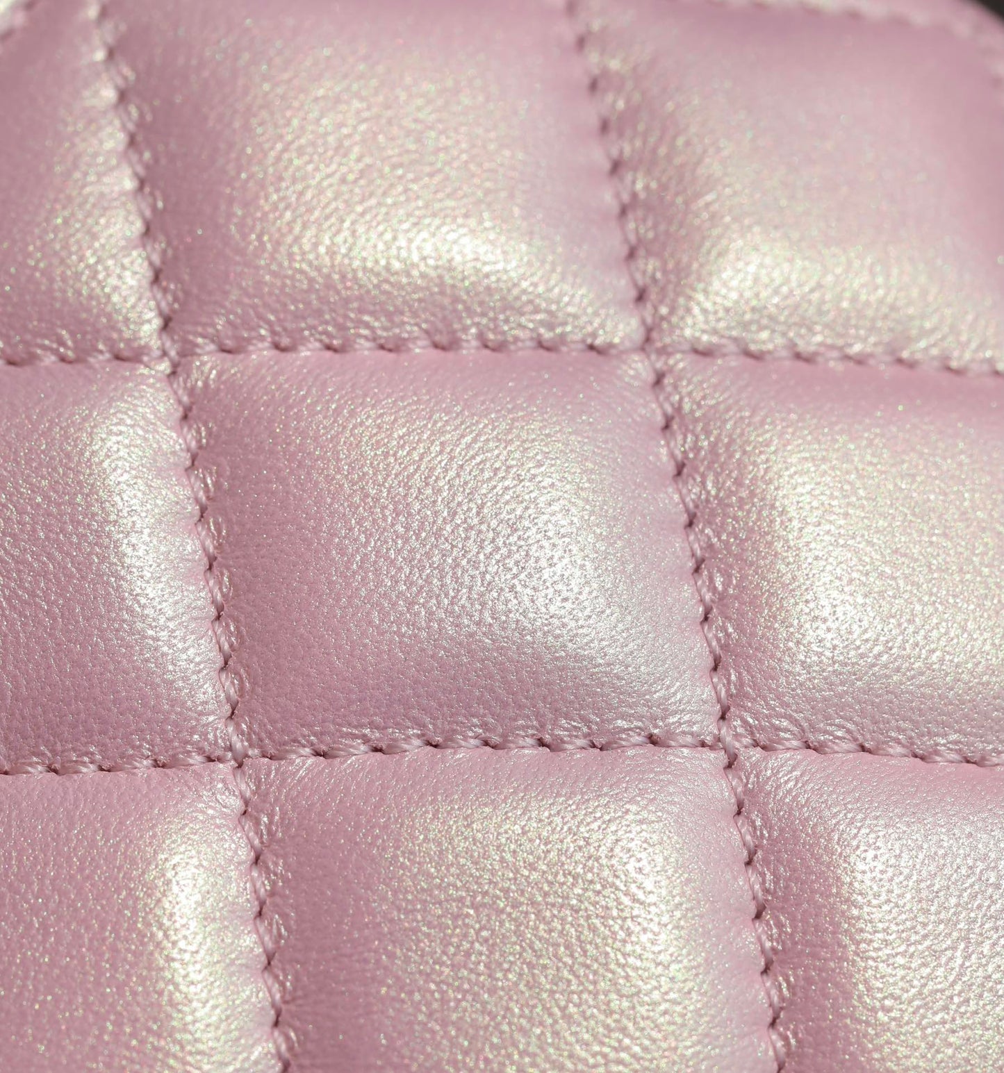 Mini sac à rabat cc 24p 17 cm en cuir d'agneau rose nacré avec chaîne en perles