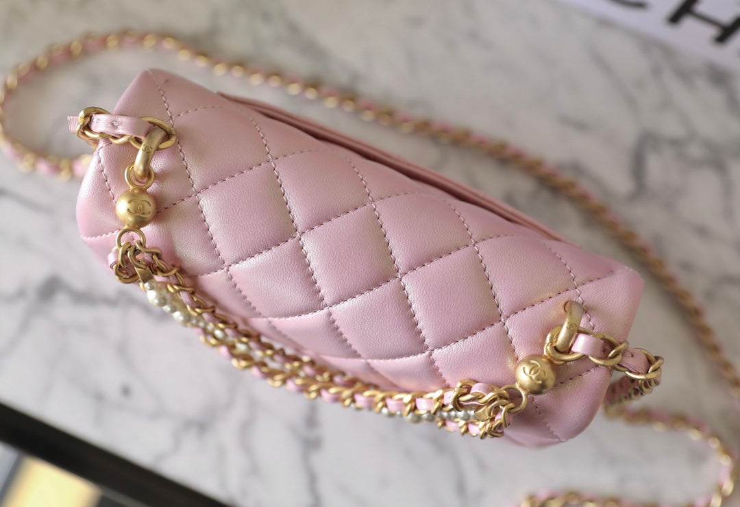 Mini sac à rabat cc 24p 17 cm en cuir d'agneau rose nacré avec chaîne en perles