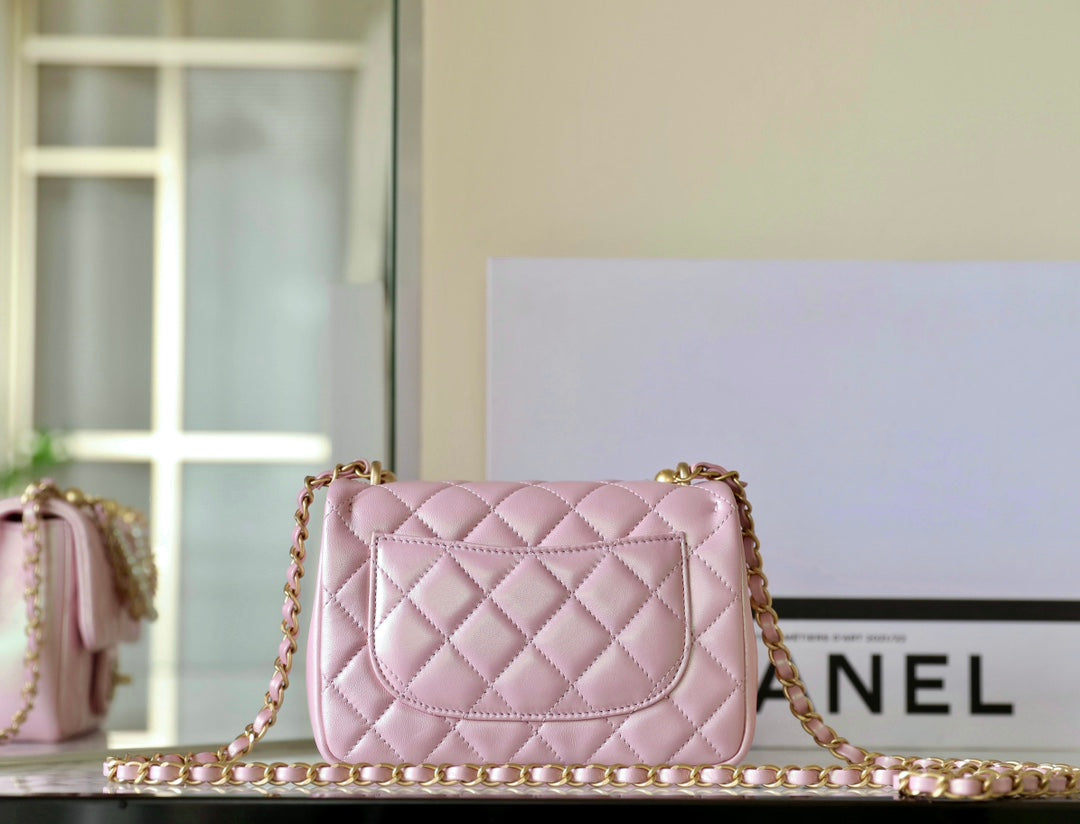 Mini sac à rabat cc 24p 17 cm en cuir d'agneau rose nacré avec chaîne en perles