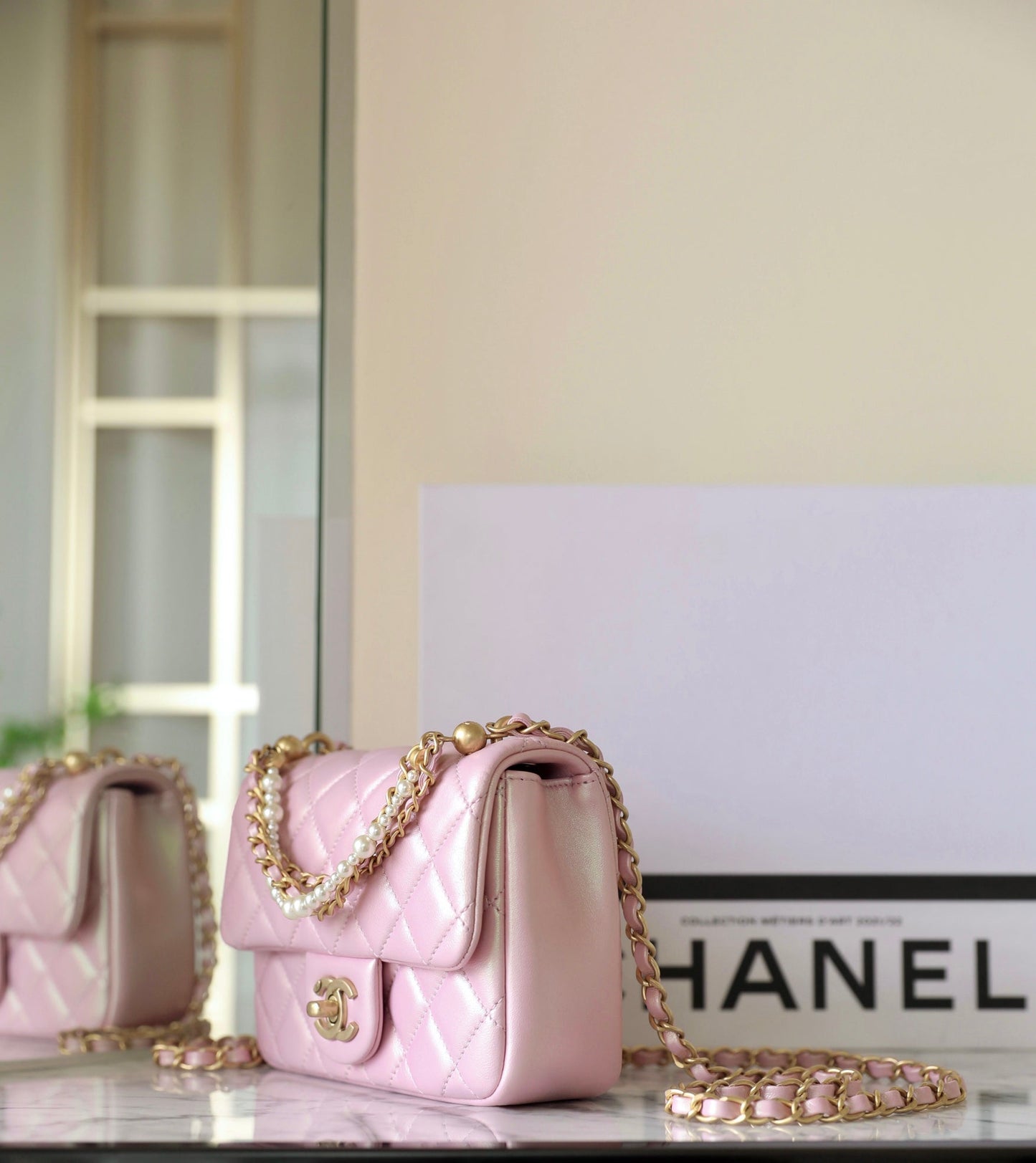 Mini sac à rabat cc 24p 17 cm en cuir d'agneau rose nacré avec chaîne en perles