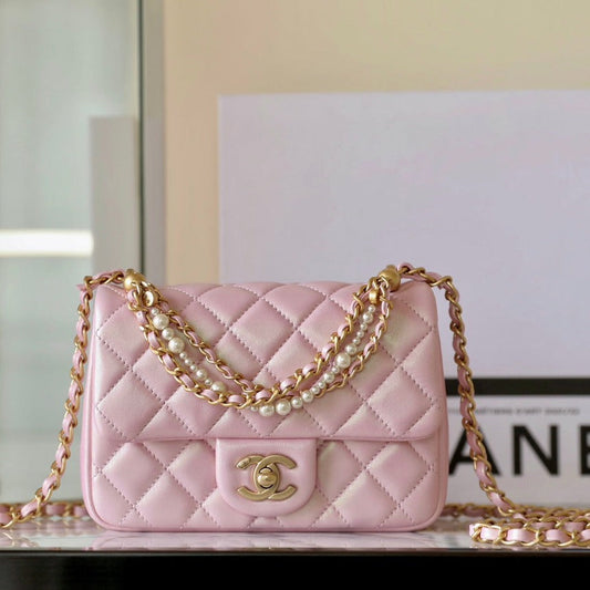 Mini sac à rabat cc 24p 17 cm en cuir d'agneau rose nacré avec chaîne en perles