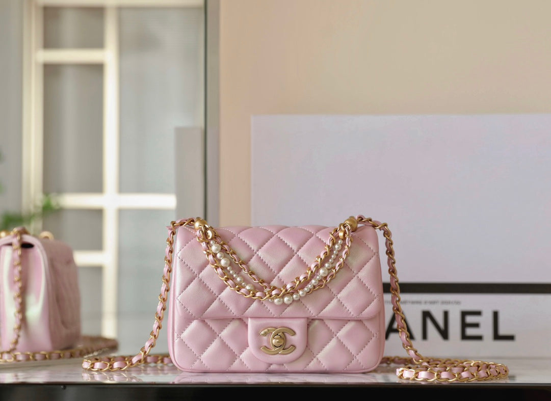 Mini sac à rabat cc 24p 17 cm en cuir d'agneau rose nacré avec chaîne en perles