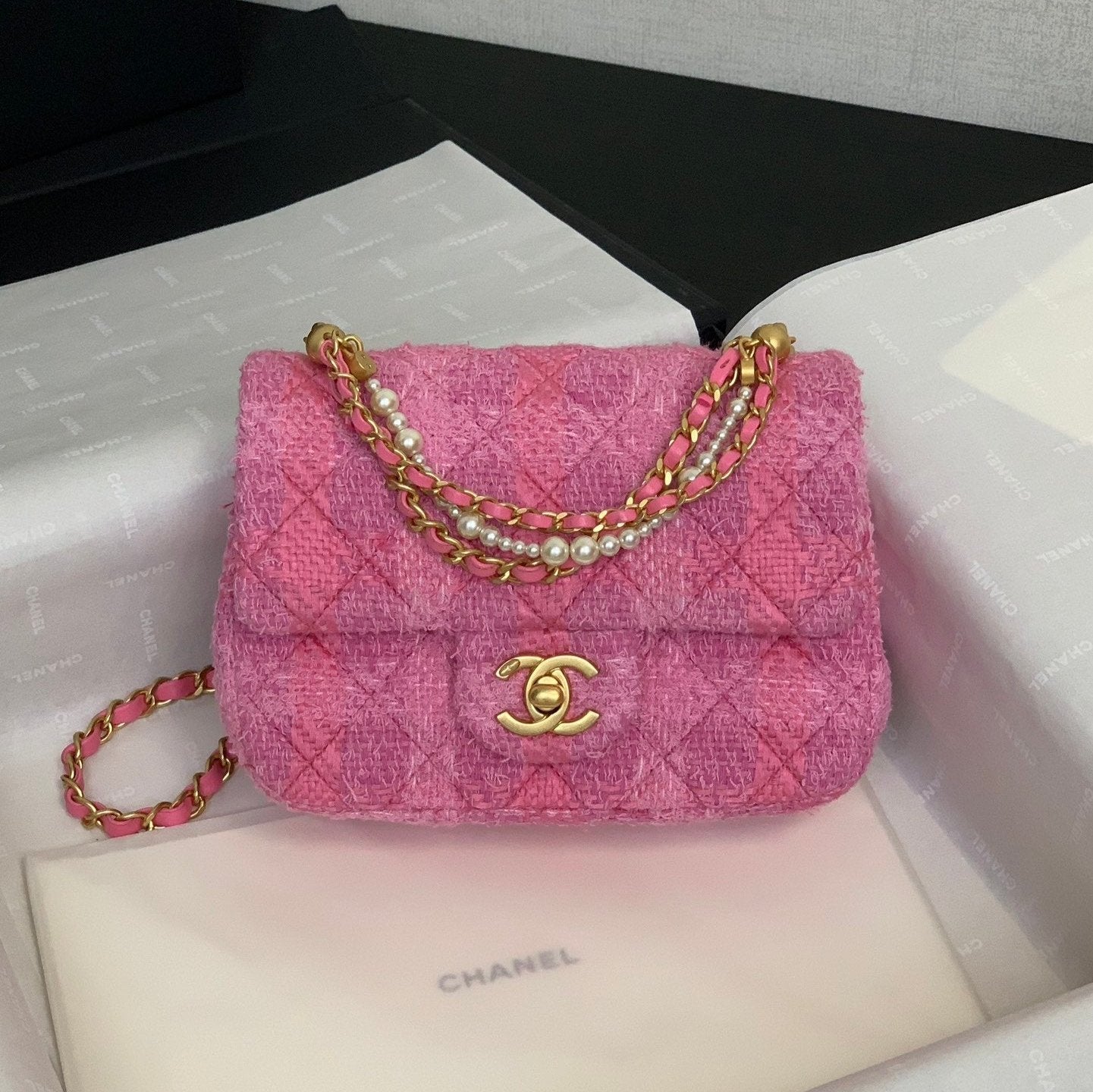Mini sac à rabat CC 24P 17 cm en tweed rose avec chaîne et perles et accessoires dorés