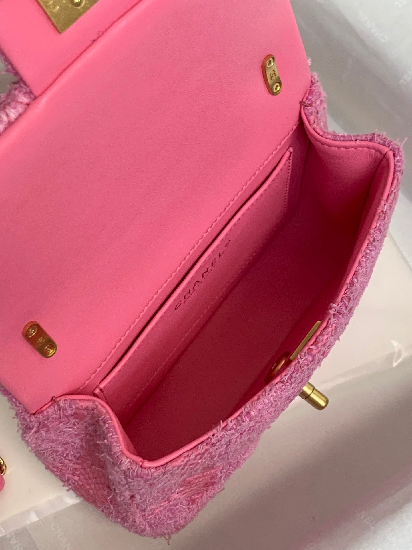 Mini sac à rabat CC 24P 17 cm en tweed rose avec chaîne et perles et accessoires dorés
