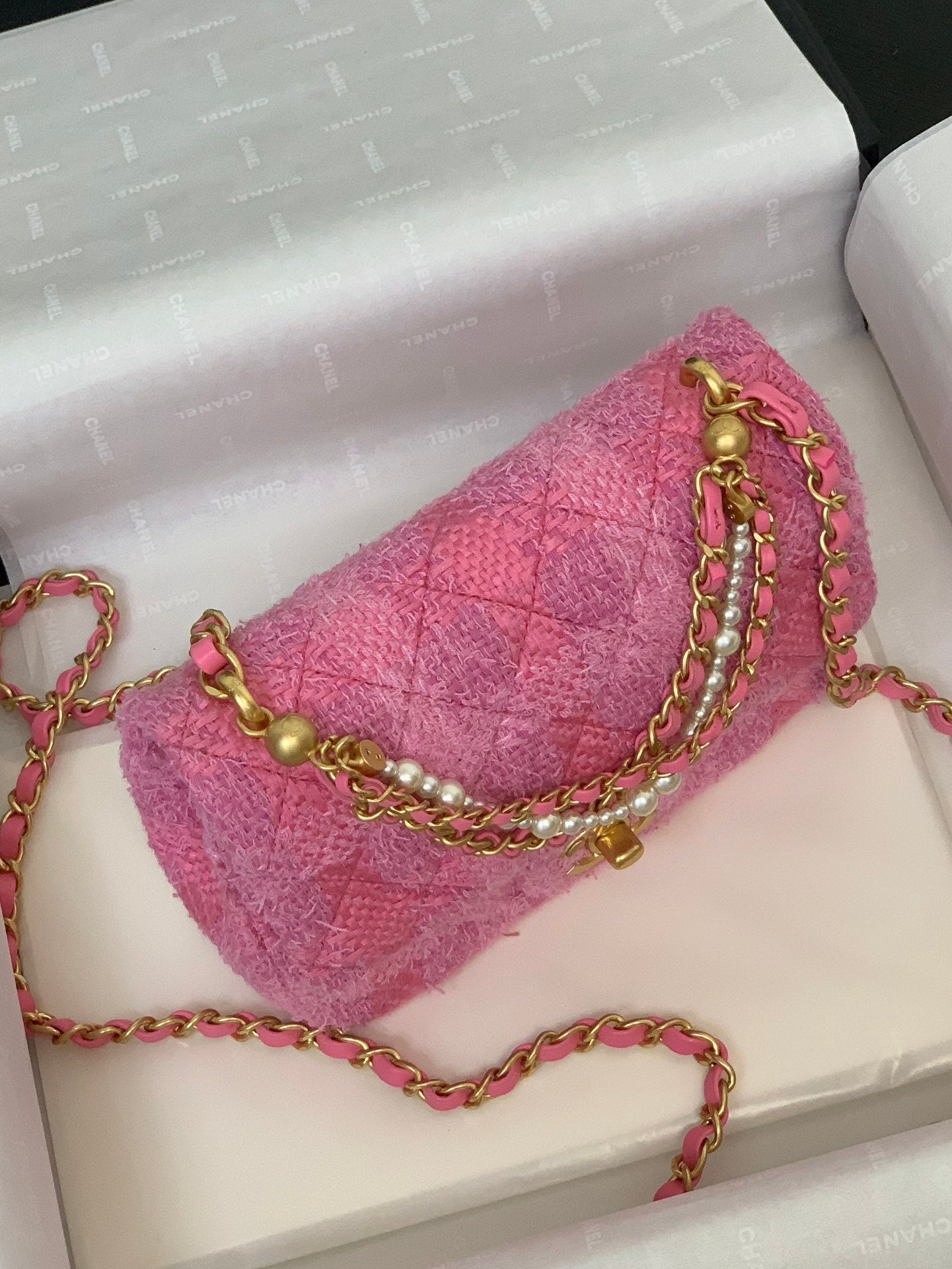 Mini sac à rabat CC 24P 17 cm en tweed rose avec chaîne et perles et accessoires dorés