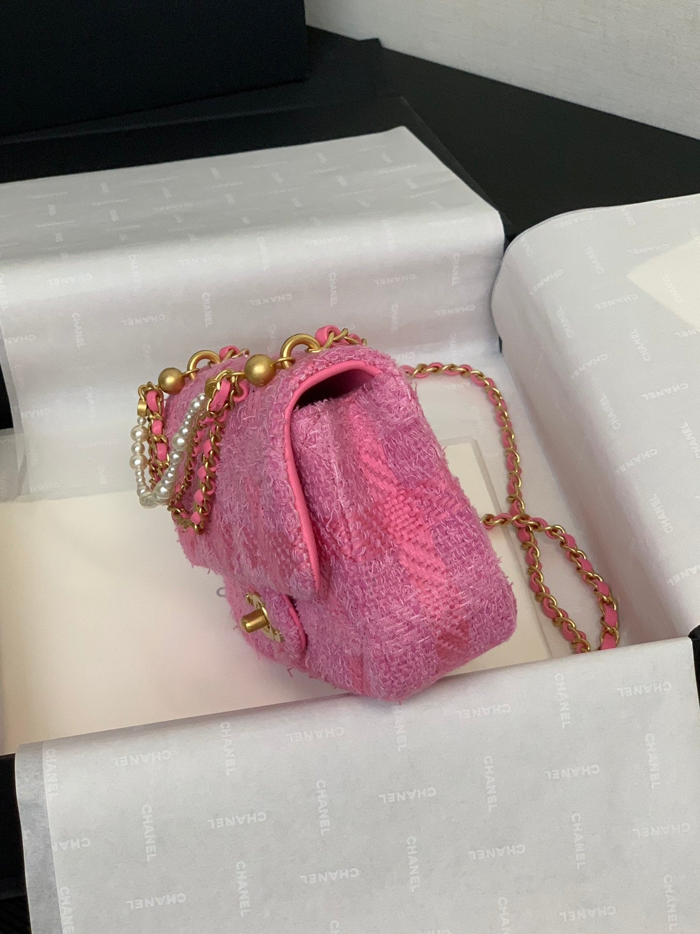 Mini sac à rabat CC 24P 17 cm en tweed rose avec chaîne et perles et accessoires dorés