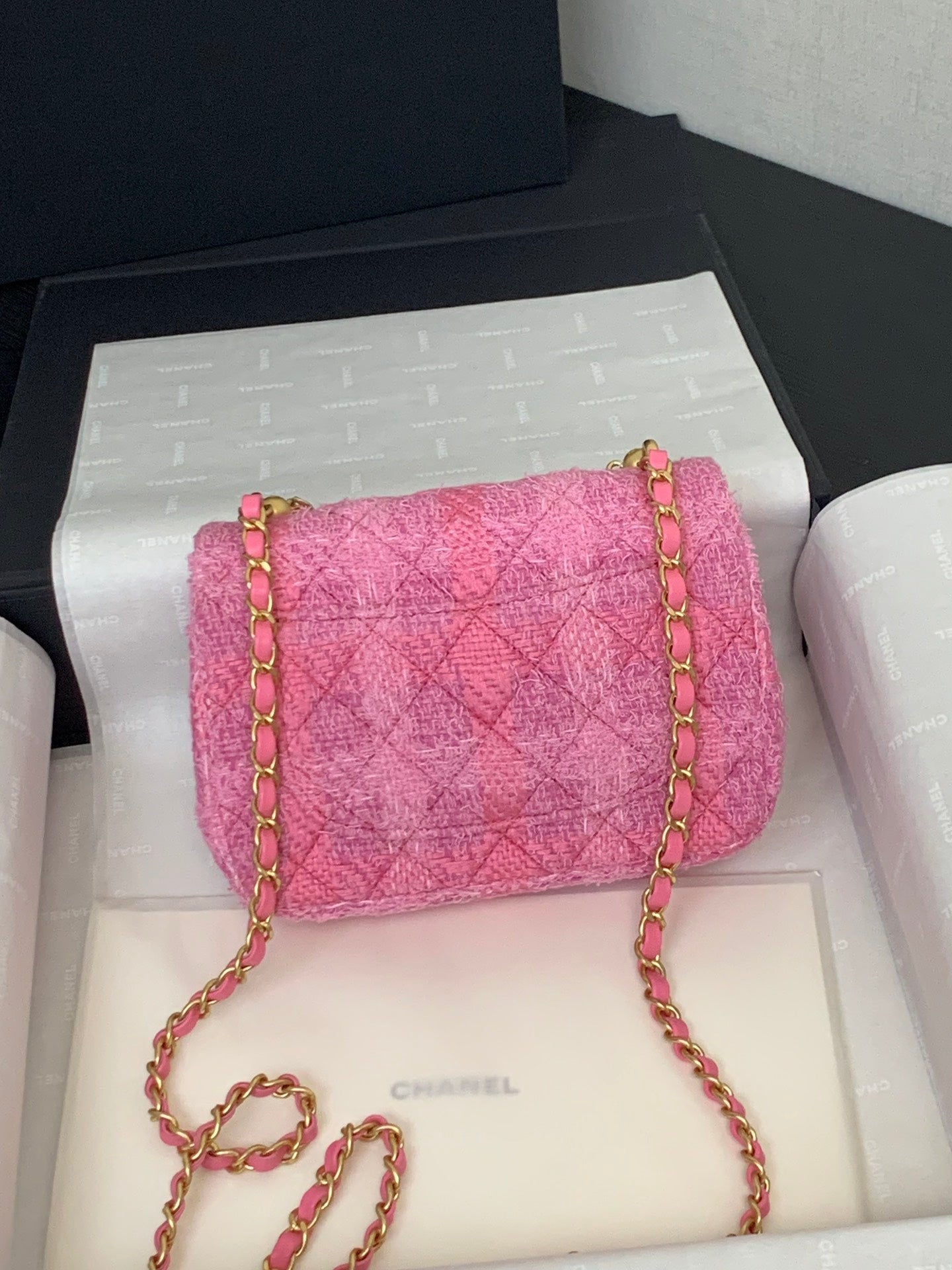 Mini sac à rabat CC 24P 17 cm en tweed rose avec chaîne et perles et accessoires dorés