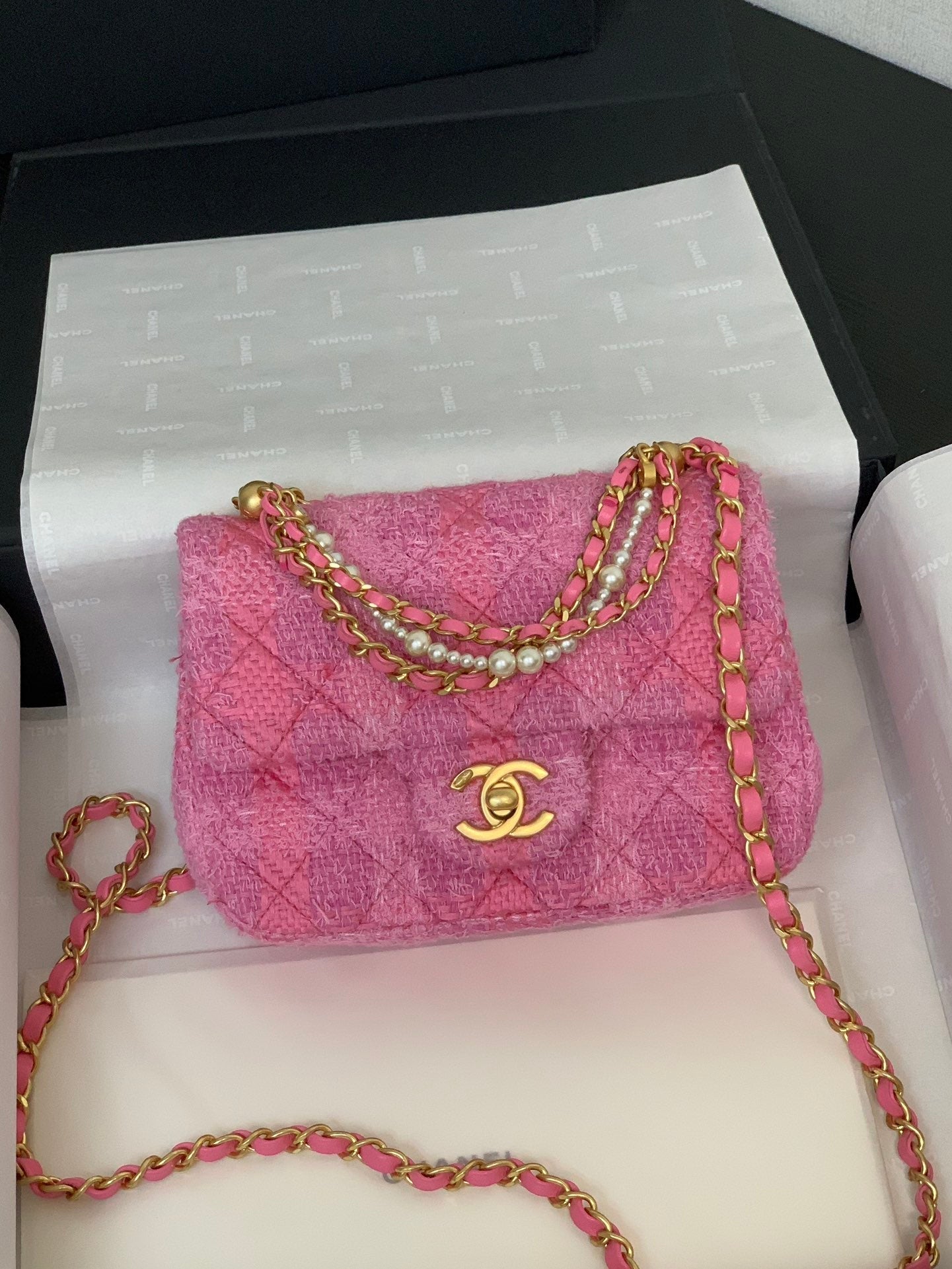 Mini sac à rabat CC 24P 17 cm en tweed rose avec chaîne et perles et accessoires dorés