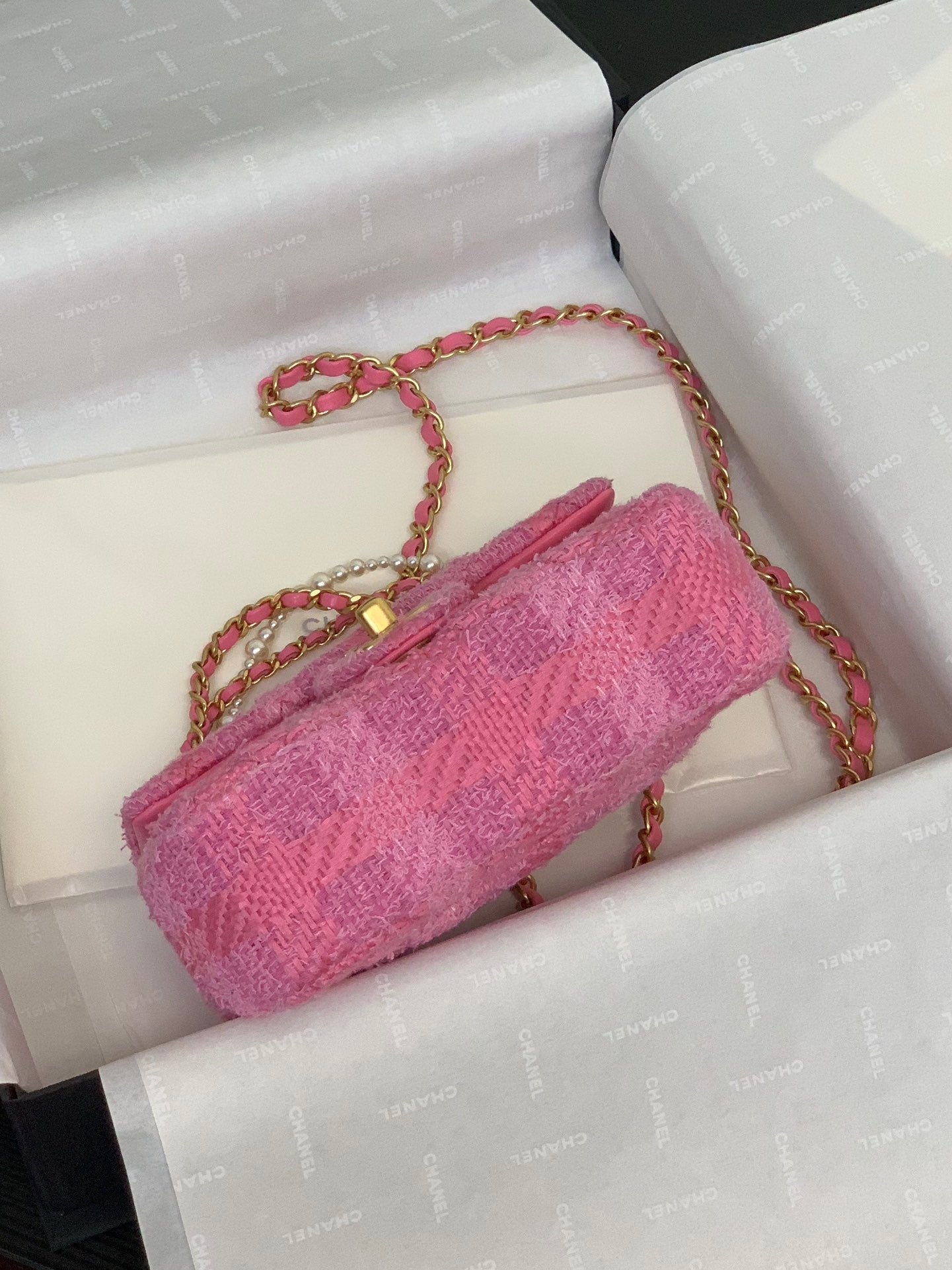 Mini sac à rabat CC 24P 17 cm en tweed rose avec chaîne et perles et accessoires dorés