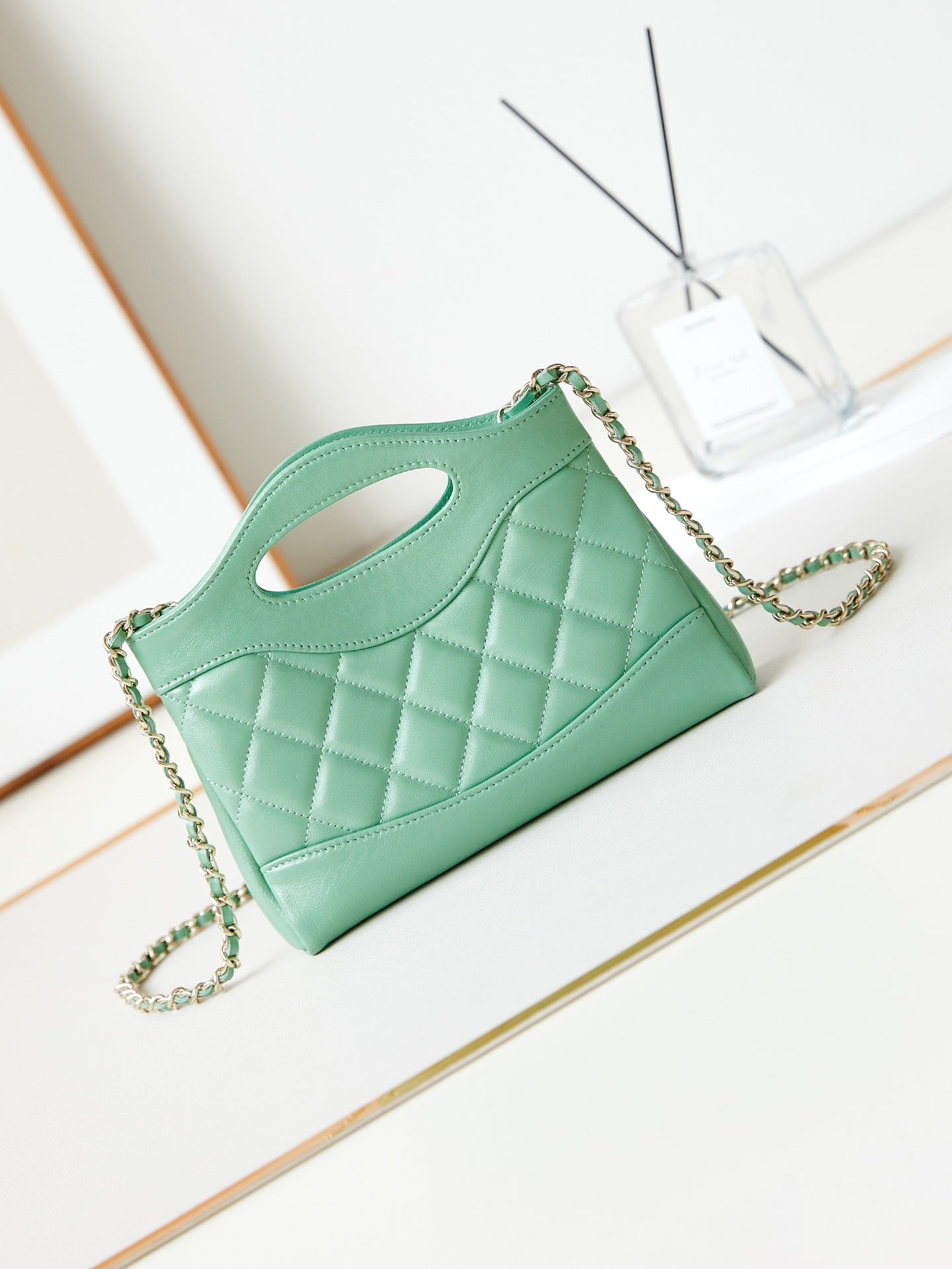 Sac shopping nano cc 24s31 17,5 cm en cuir d'agneau vert clair avec finitions dorées