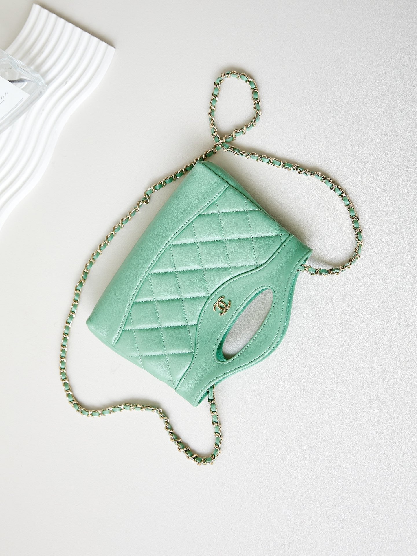 Sac shopping nano cc 24s31 17,5 cm en cuir d'agneau vert clair avec finitions dorées