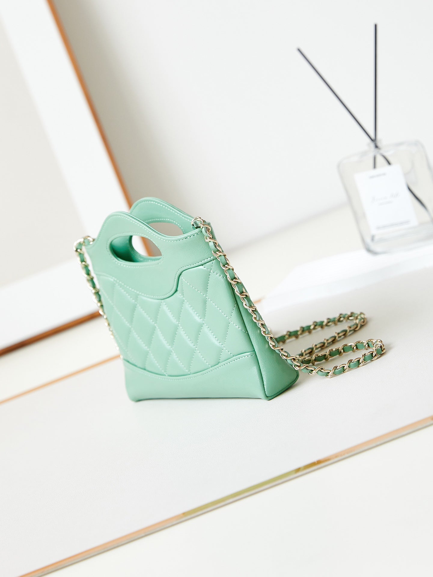 Sac shopping nano cc 24s31 17,5 cm en cuir d'agneau vert clair avec finitions dorées
