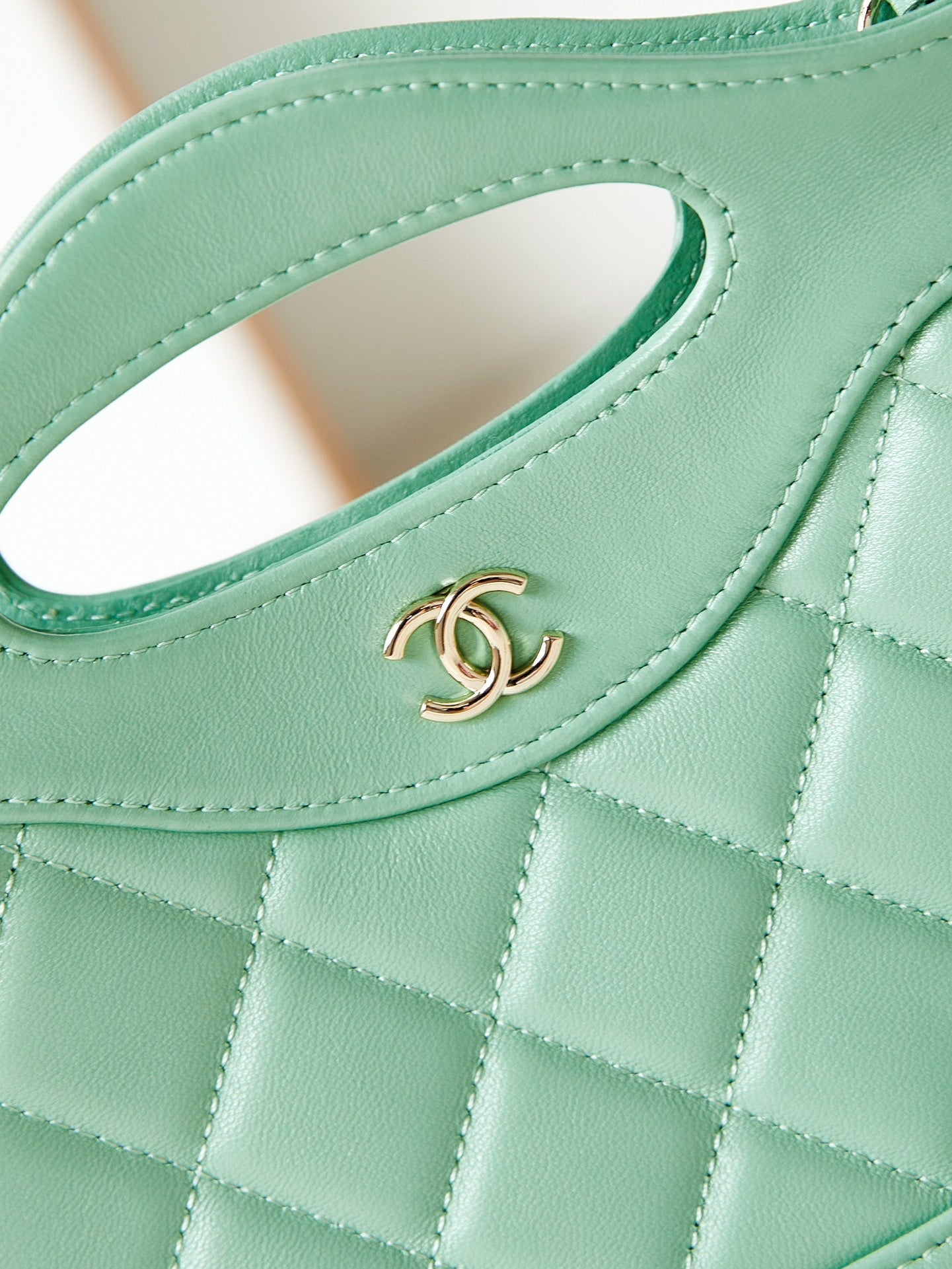 Sac shopping nano cc 24s31 17,5 cm en cuir d'agneau vert clair avec finitions dorées